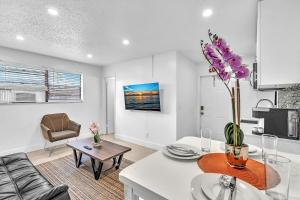 een keuken en een woonkamer met een tafel en een bank bij New Boutique 1 Bdrm Close To Beach & Casino #211 in Hollywood