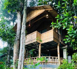 een boomhut midden tussen de bomen bij Fab - Bamboo Hut with Open Shower in Munnar