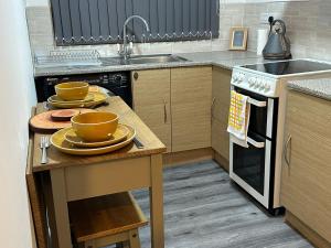 Een keuken of kitchenette bij Delightful Delta-Studio Apt Walk-2Leeds city WiFi
