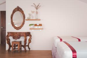 太平村的住宿－幸福旅行舍，一间卧室配有一张床和一张带镜子的桌子