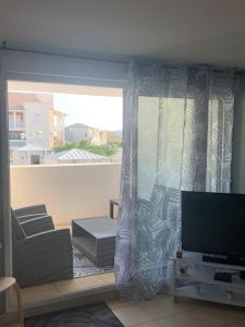 TV a/nebo společenská místnost v ubytování Appartement T2 lumineux + 2 fotografie