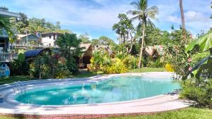 - une piscine dans la cour d'une maison dans l'établissement Kokosnuss Garden Resort, à Coron