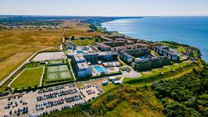 widok z lotu ptaka na ośrodek wypoczynkowy położony nad oceanem w obiekcie Topola Skies Resort & Aquapark w mieście Topola +37 zdjęć