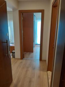 une chambre vide avec une porte et un couloir dans l'établissement Del Puerto Hotel, à Aliağa