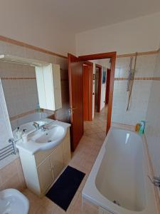 y baño con bañera, lavamanos y bañera. en Degli Angioini Holiday Home, en Caulonia Marina