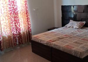 1 dormitorio con 1 cama y cortinas con 1 cama sidx sidx sidx sidx en Sran Fort Palace Rajasthan, 