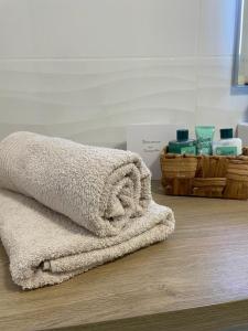 stos ręczników siedzących na podłodze w łazience w obiekcie Le Tranquille - Calme - Parking privé w mieście Ambilly