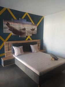 una camera da letto con un letto e un dipinto di una barca di Studio indépendant villa ad Antsiakambony