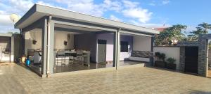 eine Einrichtung eines Hauses mit einer Terrasse in der Unterkunft Studio indépendant villa in Antsiakambony