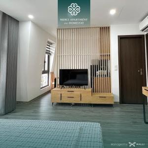 海防的住宿－Chuỗi căn hộ Merci Apartment & Homestay - HH Riverside Hai Phong Central，木质娱乐中心设有带平面电视的客厅。