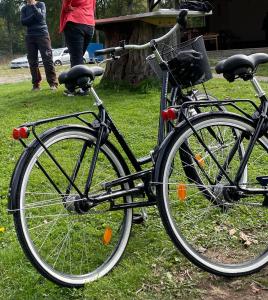 Årås的住宿－Årås Kvarn & Hostel，停在草地上的自行车
