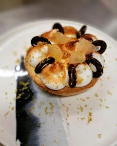 ein Dessert auf einem weißen Teller auf einem Tisch in der Unterkunft LOGIS Hôtel & Restaurant Le Soleil D'or in Montigny-la-Resle