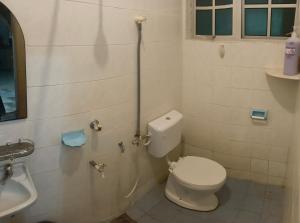 uma casa de banho com um WC e um lavatório em Homestay No. 8 em Segamat