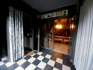 uma entrada para um quarto com piso xadrez em Stay!inClarens em Clarens