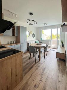 a kitchen and dining room with a table and chairs at Sami Swoi Bełchatów in Bełchatów