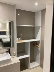 uma casa de banho com um lavatório e um espelho em Central Block Inn em Bacolod