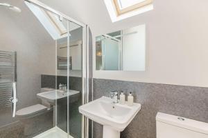 Lord Galloway 33 with Hot Tub في نيوتن ستيوارت: حمام أبيض مع حوض ودش