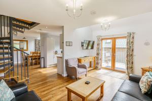 Lord Galloway 33 with Hot Tub في نيوتن ستيوارت: غرفة معيشة بها أريكة وطاولة