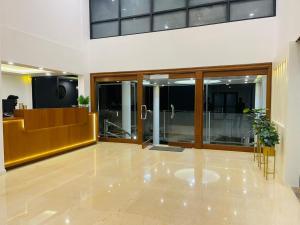 een lege lobby met glazen deuren in een gebouw bij ZEKE HOTELS in Bangalore