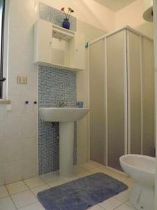 リド・マリーニにあるRes lido mariniのバスルーム(シンク、シャワー、トイレ付)