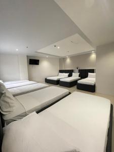 Letto o letti in una camera di Central Block Inn