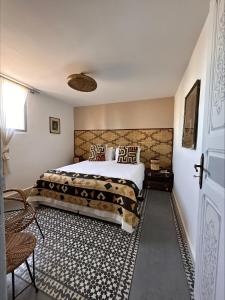 - une chambre avec un grand lit et un tapis dans l'établissement Riad Home Zemrane, à Marrakech