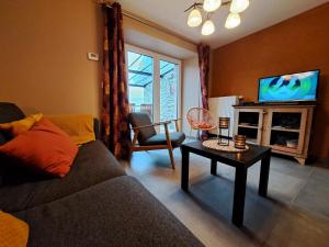TV a/nebo společenská místnost v ubytování D'un coin à l'autre