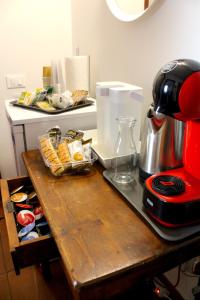 Affittacamere Medusa في فلورنسا: كونتر مع آلة صنع القهوة على طاولة