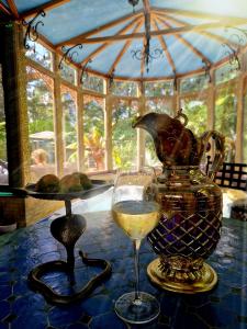 een glas wijn en een vaas op een tafel bij B&B Agrabah, 1001 nights in Lomm