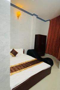 1 dormitorio con 1 cama en una habitación en PHÚ PHƯƠNG NAM HOTEL, en Can Tho