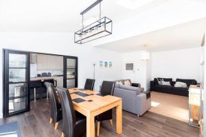 Køkken eller tekøkken på WESTFIELD BUNGALOW by BOURNECOAST - A Modern Bungalow with a Garden and Parking - Near the River and Local Shops - HB2079 + 39 billeder