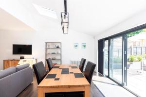 Et tv og/eller underholdning på WESTFIELD BUNGALOW by BOURNECOAST - A Modern Bungalow with a Garden and Parking - Near the River and Local Shops - HB2079