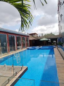 ein großer Pool mit blauem Wasser in einem Gebäude in der Unterkunft Capitole Hotel in Abidjan