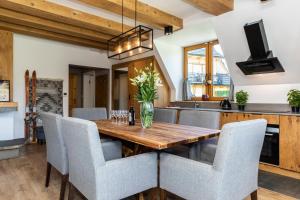 Kuchyňa alebo kuchynka v ubytovaní Apartament Marmot Deluxe Zakopane