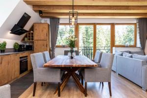 Kuchyňa alebo kuchynka v ubytovaní Apartament Marmot Deluxe Zakopane