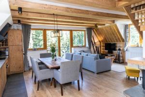Televízia a/alebo spoločenská miestnosť v ubytovaní Apartament Marmot Deluxe Zakopane