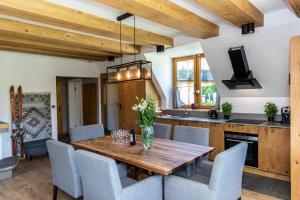 Kuchyňa alebo kuchynka v ubytovaní Apartament Marmot Deluxe Zakopane