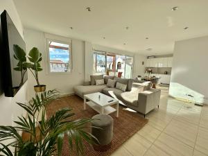 sala de estar con sofá y mesa en Amarilla Golf Suite by VV Canary Ocean Homes en San Miguel de Abona
