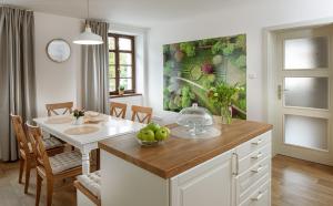 eine Küche mit einem Tisch und einer Schale mit Äpfeln darauf in der Unterkunft Apartmány Myslivna in Ostrov