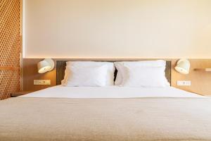 a bedroom with a bed with white sheets and pillows at Eurotel Altura in Altura