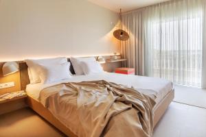 a bedroom with a large bed and a large window at Eurotel Altura in Altura