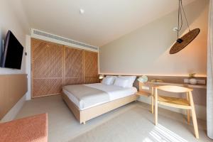 una camera con letto, scrivania e TV di Eurotel Altura ad Altura