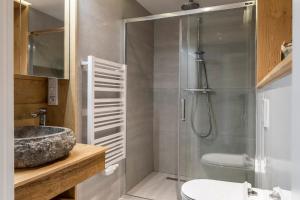 コシチェリスコにあるudanypobyt Apartament Marmotのバスルーム(シャワー、洗面台、トイレ付)