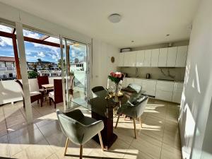 kuchnia i salon ze stołem i krzesłami w obiekcie Amarilla Golf Suite by VV Canary Ocean Homes w San Miguel de Abona