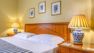 A bed or beds in a room at Albergo Reggio