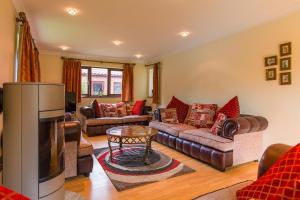 Una sala de estar con sofás y un televisor. en Host & Stay - Four Seasons, en Norwich