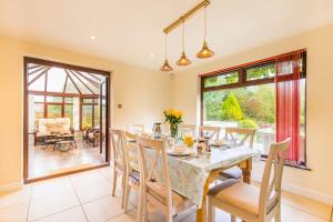 Un comedor con mesa y sillas en Host & Stay - Four Seasons, en Norwich