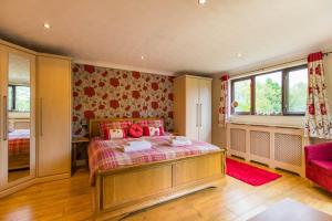 Un dormitorio con una cama grande con almohadas rojas. en Host & Stay - Four Seasons, en Norwich 43 fotos más