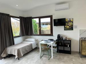 una camera con letto, tavolo e finestra di Casa MaLa’ a Ceprano
