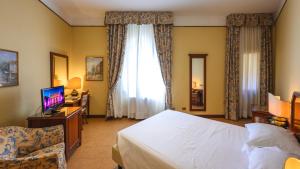 A bed or beds in a room at Albergo Reggio